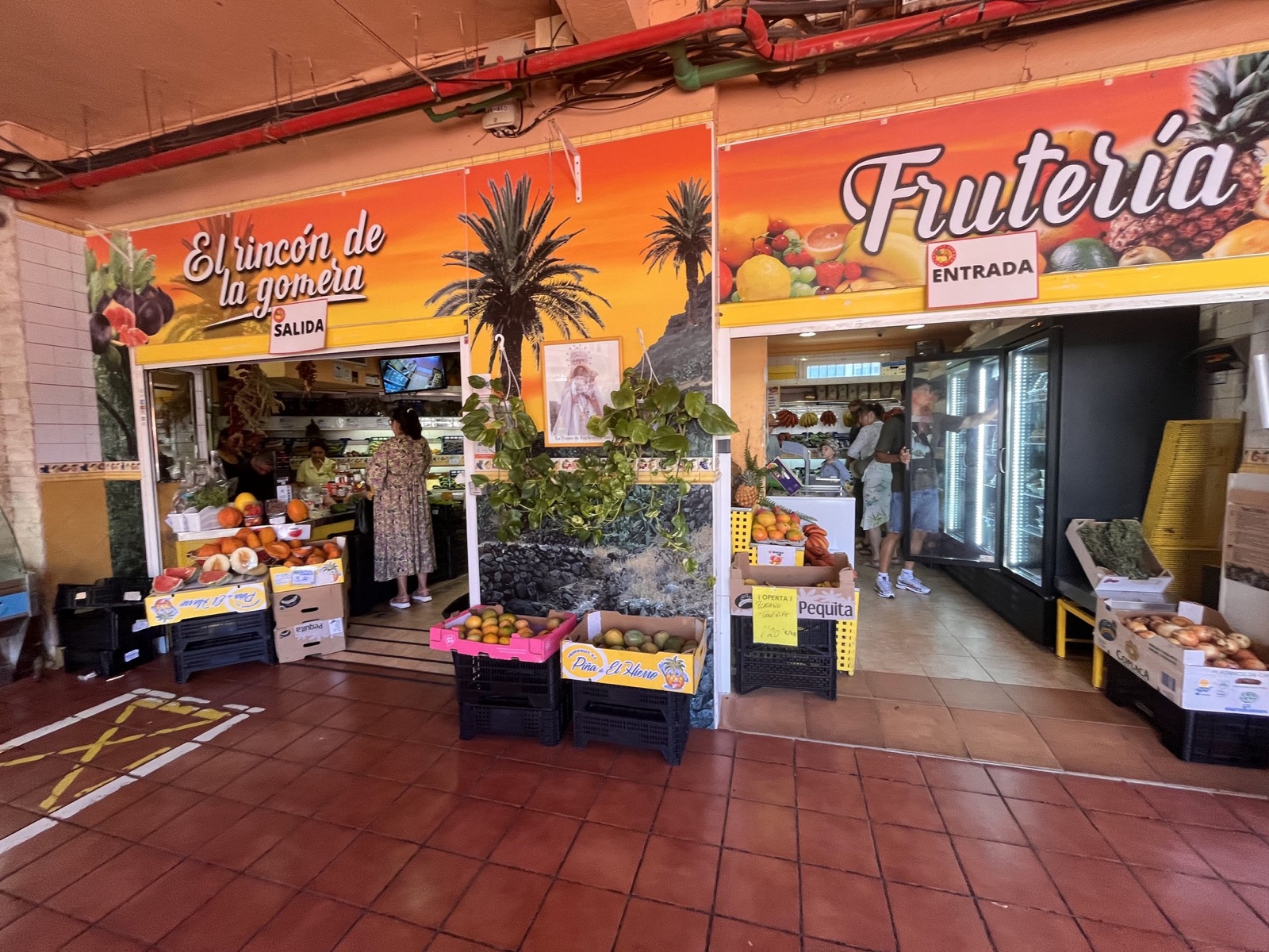 Fachada y entrada de El Rincón de la Gomera en el Mercado Nuestra Señora de África